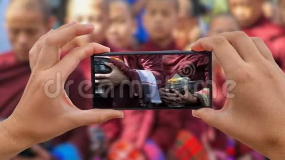 施法仪式摄影摄像缅甸僧侣步行和收集食物曼德勒塔巴特视频的预览图