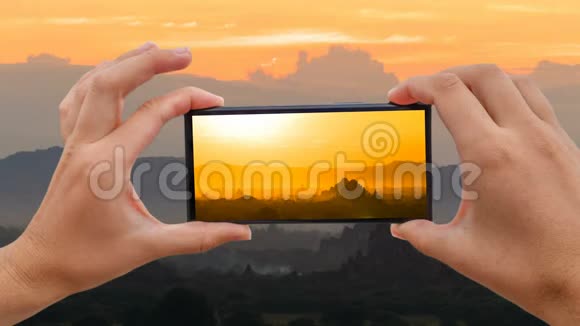 用移动电话拍摄日落照片的电影片段缅甸巴根视频的预览图