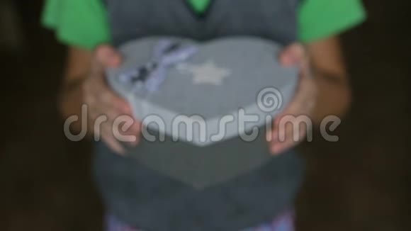 儿童手中心脏形状节日盒视频的预览图