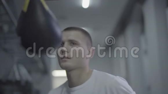 男青年运动员拳击手拳击手拳击手拳击手慢动作慢动作慢动作练习视频的预览图