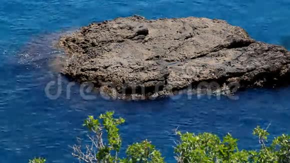 蓝海石岩视频的预览图