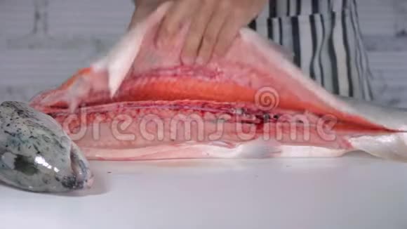 寿司厨师在寿司吧里切鲜鲑鱼9次射击视频的预览图