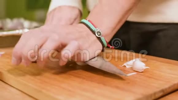 家中厨房的女手特写将大蒜从果皮中清洗干净景深较浅视频的预览图