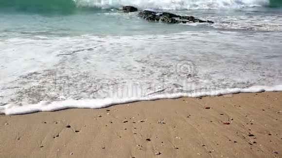 葡萄牙卡卡维洛斯海滩的潮汐海浪视频的预览图