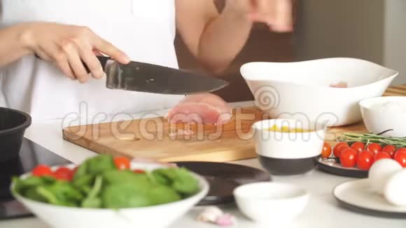 家庭厨房烹饪鸡肉饮食串的过程视频的预览图