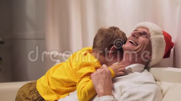 快乐的老人和他的孙子在家休息视频的预览图