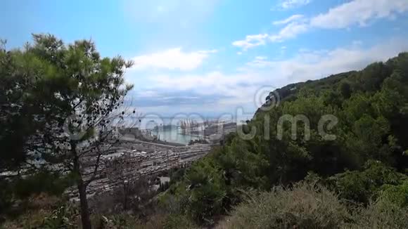 阳光明媚的巴塞罗那港口景观视频的预览图