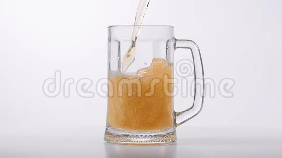 啤酒倒入白色背景的玻璃中视频的预览图