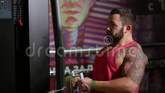 一个男人的健身房锻炼视频的预览图