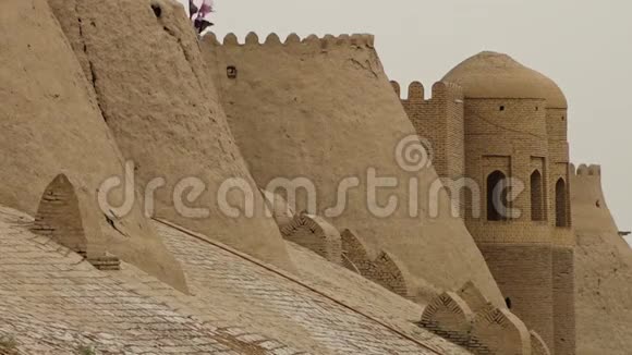 乌兹别克斯坦的一座大型城堡结构视频的预览图