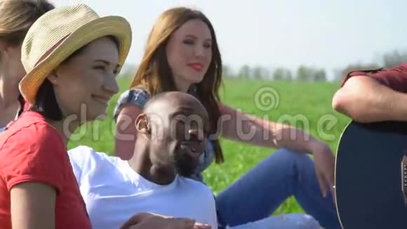 在野餐时唱着三个女孩围着的黑人视频的预览图