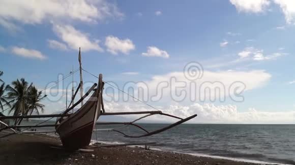 渔船停靠在晴朗的蓝天上的白色沙海岸上时间间隔视频的预览图
