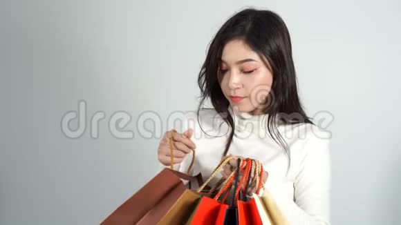 抱着一个吃惊的女人打开了购物袋视频的预览图