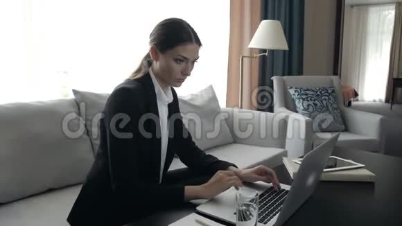 成功的商业女性在办公室工作看相机年轻的女性自由职业者肖像视频的预览图