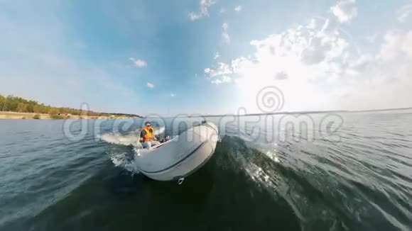 生活中的一个人是在橡皮艇上航行的视频的预览图