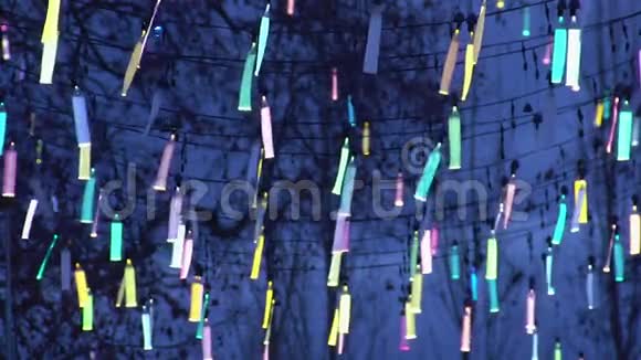 城市街道上悬挂着的荧光彩带节日的装饰令人许愿视频的预览图