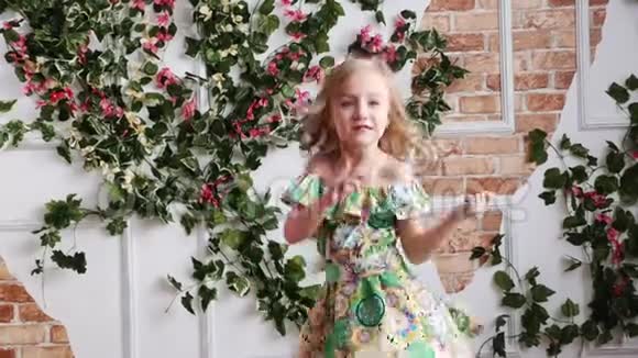 穿绿色裙子的金发女孩光着脚玩跳舞关门视频的预览图