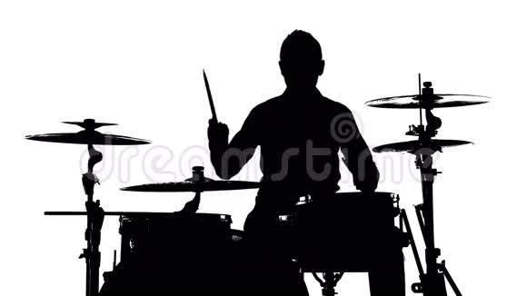 鼓手和鼓的剪影视频的预览图