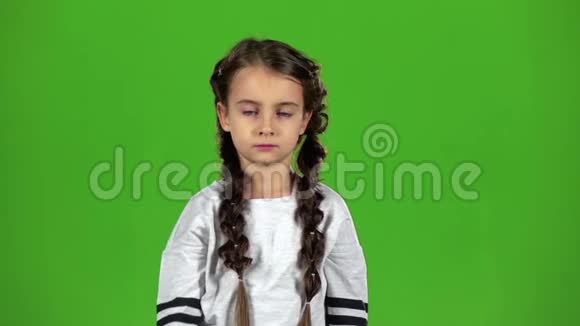 孩子正在把手指放下来绿色屏幕慢动作视频的预览图