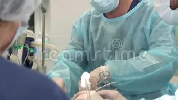 护士在手术擦拭外科医生的前额视频的预览图