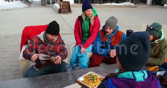 在篝火旁吃零食的朋友视频的预览图
