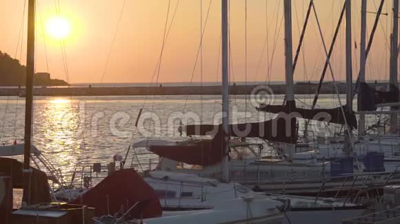 豪华游艇停靠在海上美丽的海景浪漫的日落在地平线上视频的预览图