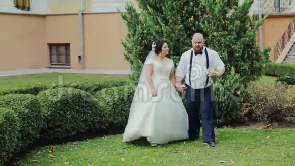新婚快乐在公园里散步拥抱亲吻视频的预览图