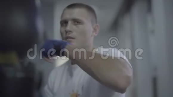 男青年运动员拳击手拳击手拳击手拳击手在慢动作训练中的练习视频的预览图