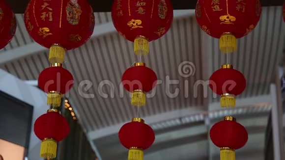 春节红纸在商场装饰视频的预览图