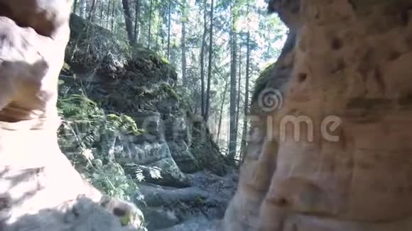 李库兰古砂岩悬崖大蓝光洞PovStadicam视频的预览图
