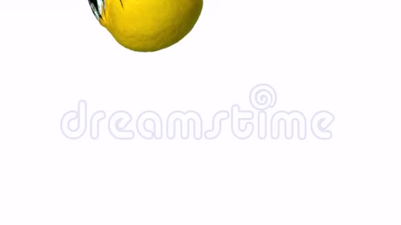 石灰和柠檬在白色背景下浸入水中视频的预览图
