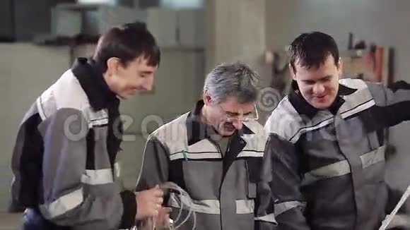 工厂电气工人小组视频的预览图