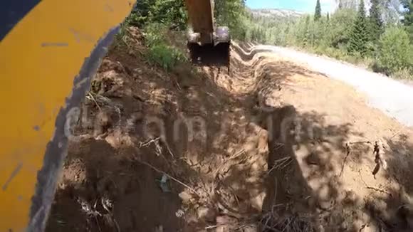 挖掘机用斗挖沟视频的预览图