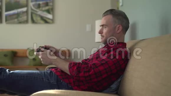 男人下班后喜欢玩电子游戏视频的预览图