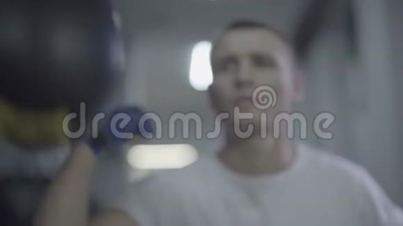 青年运动员男拳击手拳击手拳击手拳击手慢动作慢动作慢动作练习练习视频的预览图