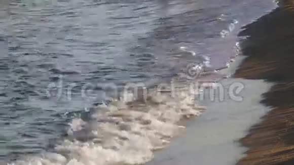 在海滨奔跑的人视频的预览图