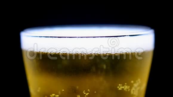 金色啤酒和玻璃杯里的气泡视频的预览图