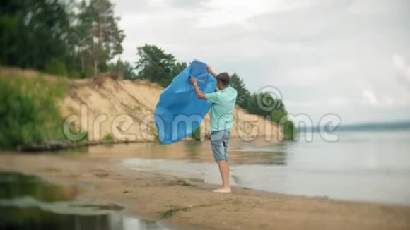 一个男人在海边的充气床垫上充气视频的预览图