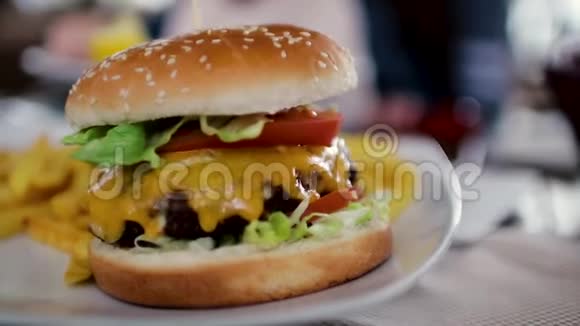 美味的汉堡包一大块排骨和一罐薯条和番茄酱视频的预览图