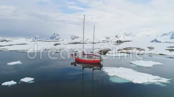帆船在南极航行冰山海洋航空视频的预览图
