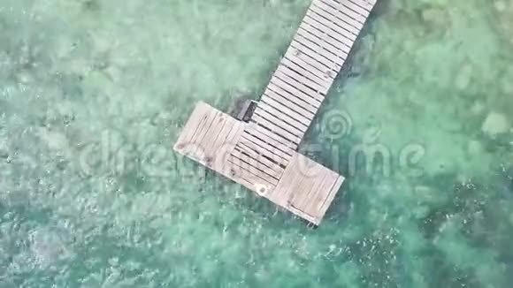 木制码头和蓝色水域周围从无人驾驶飞机上看到螺丝刀视频的预览图