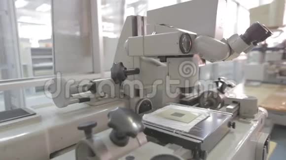 实验室里的显微镜视频的预览图