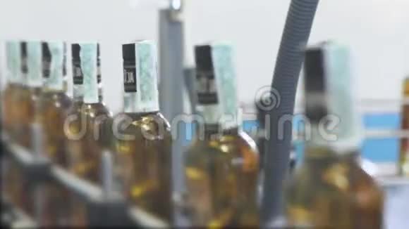 酒精饮料生产和装瓶生产线生产酒类的工厂视频的预览图