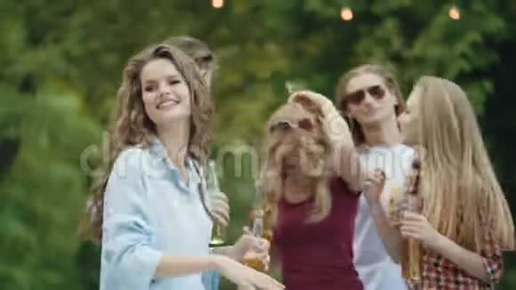 美丽的女孩和朋友在户外聚会上跳舞视频的预览图