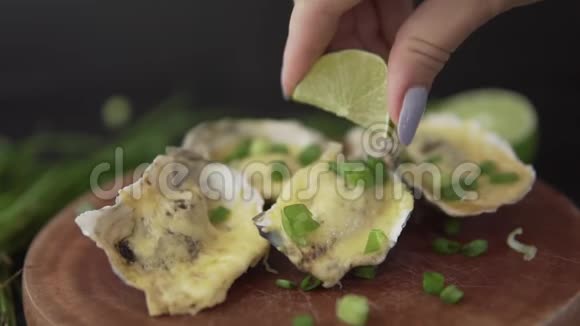 慢动作特写在餐厅提供带有奶酪洋葱和柠檬汁的开放牡蛎视频的预览图
