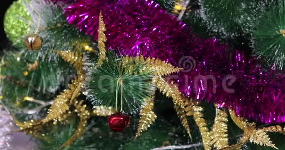 用圣诞装饰品装饰圣诞树视频的预览图
