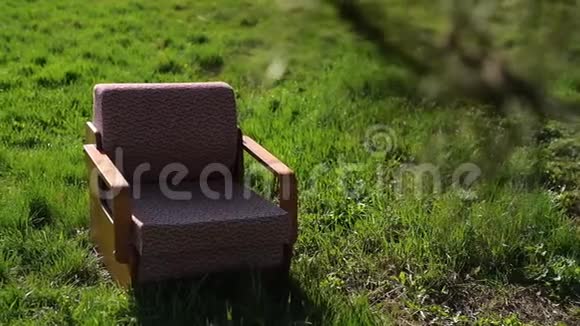 户外绿草上的苏联旧扶手椅视频的预览图