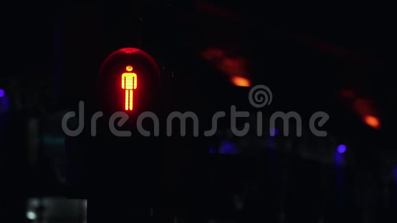 行人的红灯在黑暗中打开时间就会耗尽视频的预览图