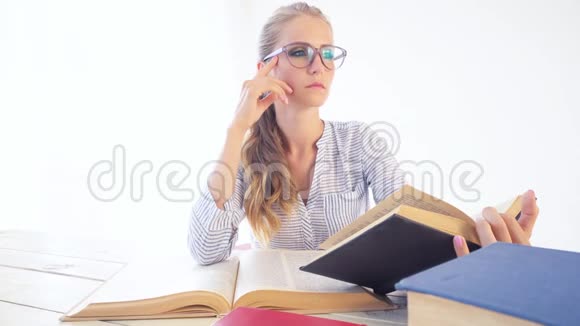 商务女孩坐在办公室文件夹里秘书看书视频的预览图