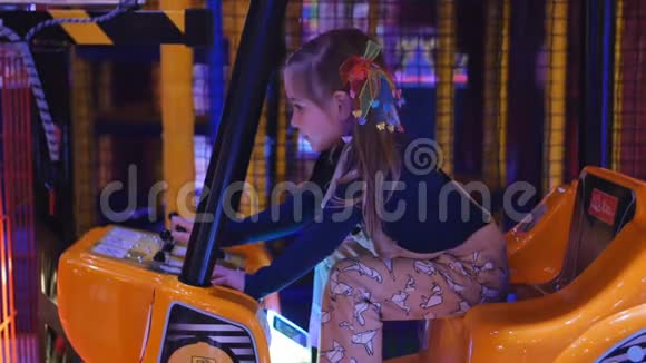 吸引孩子小女孩在商场中心的游戏公园里玩儿童建筑起重机视频的预览图